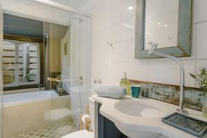 因比图巴Studio Thai na praia的白色的浴室设有水槽和淋浴。