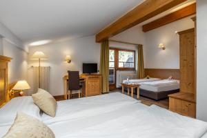 莱德罗阿德里安娜家庭旅馆的酒店客房设有两张床和一个浴缸。