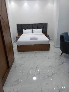 赫尔格达SAMA Beach Resort的一间铺有大理石地板的卧室,配有一张床