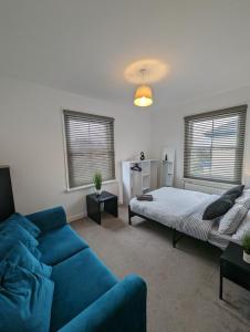 格雷夫森德2 bedroom apartment in Gravesend 10 mins walk from train station with free parking的客厅配有沙发和1张床