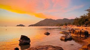 涛岛海景度假木屋的日落时分在水中岩石的海滩