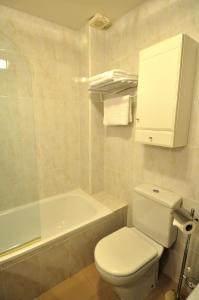 拉拉斯特里拉阿罗索蒂略公寓式酒店的浴室配有卫生间、盥洗盆和浴缸。