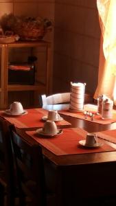 蒙特普齐亚诺乐奥格里诺迪玛提那公寓的上面有盘子和勺子的桌子