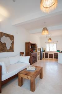 瓦塔穆Rafiki Tamu Residential Resort的客厅配有白色沙发和茶几