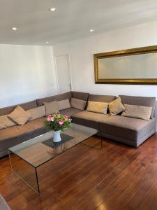 圣日耳曼昂莱bel appartement chic et cosy 78100的带沙发和玻璃桌的客厅