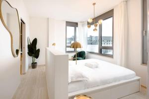 卢森堡City Elegance in Historic Ville-Haute ID173的白色卧室配有床和镜子