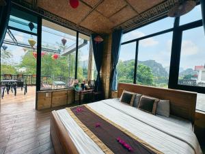 宁平Trang An Moon Garden Homestay的一间卧室设有一张大床和大窗户