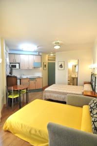 拉拉斯特里拉阿罗索蒂略公寓式酒店的酒店客房带两张床和厨房