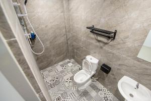 大山脚De Luma(The Rumah) @ Alma 8 bedroom/8 bathroom的一间带卫生间和水槽的浴室