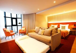 维塞乌维塞乌蒙特贝洛国会酒店的酒店客房设有一张沙发和一张床