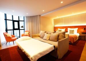 维塞乌维塞乌蒙特贝洛国会酒店的酒店客房,设有两张床和一张沙发