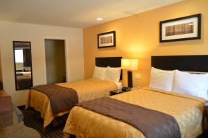 恩菲尔德恩菲尔德酒店的酒店客房,设有两张带黄色墙壁的床