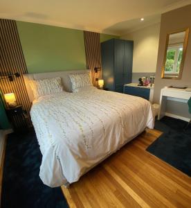 科克茅斯Westwood - The B&B with a view的卧室配有白色的床和书桌