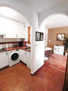 维拉VERALID Gran terraza, Wi Fi y AC en Puerto Rey的厨房配有白色橱柜和桌子