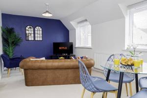 布里奇沃特K Suites - Shetland Court的客厅配有沙发和桌子