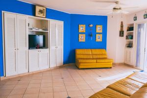 赛姆Hermoso Departamento Casa Blanca remodelado 2 Habitaciones Wi-Fi Netflix的客厅拥有蓝色的墙壁和黄色的椅子