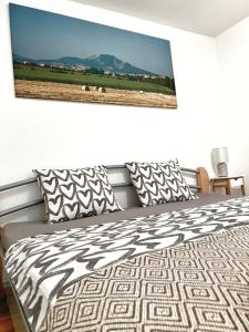 ŠakviceApartment Sakvice 390的卧室配有一张床,墙上挂有绘画作品