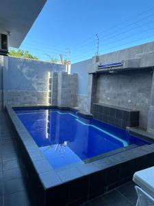 萨利纳斯Hotel Ipanema Beach by Majestic的一座蓝色的游泳池