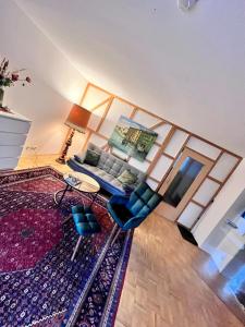 塞费塔尔Apartment Hölderlin的带沙发和地毯的客厅