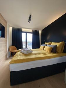 那慕尔Chambres4you的一间卧室设有一张大床和大窗户
