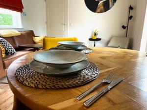 哈尔德伦De Egelburcht的桌子上摆有盘子和餐具