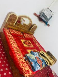 斯利那加Adeel Homes Srinagar的一张桌子,上面有钱包和一堆地毯