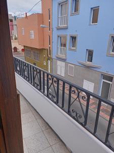埃尔泰勒罗Pension Alvarez的阳台享有街道和建筑的景致。