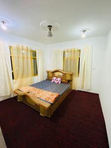 斯利那加Adeel Homes Srinagar的一间设有床铺的卧室,位于带窗户的房间内