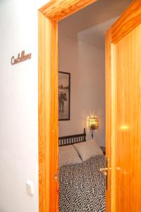 El OjueloVivienda Rural Casa Tavara的通往卧室的大门,卧室配有床