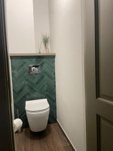 采西斯apartment SPRING的浴室配有带绿色瓷砖墙的卫生间