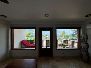 科隆Ciel y Miel的客厅设有三扇窗户和一张红色沙发