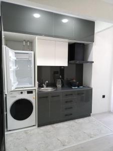 塔什干Comfortable Apartment的一个带水槽和洗碗机的厨房