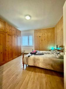 塔尔维西奥Maggioni Silvia的一间卧室配有一张大床和木制橱柜。