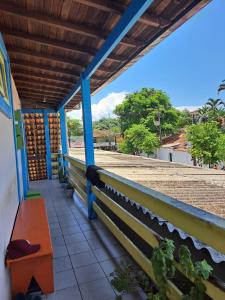 帕拉蒂Girassol Hostel by Katita的从带长凳的建筑的门廊上可欣赏到风景