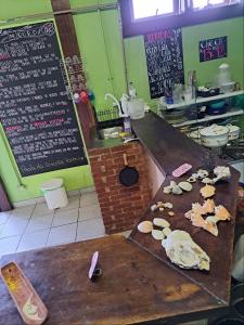 帕拉蒂Girassol Hostel by Katita的厨房里的柜台,上面有食物
