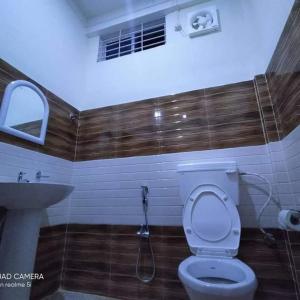 卡齐兰加MONIRAMS INN.的一间带卫生间和水槽的浴室