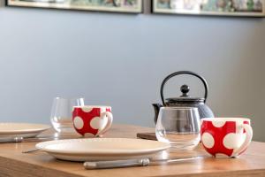 布洛涅-比扬古Charming apartment with view in Boulogne - Welkeys的桌子,带盘子和杯子,茶壶