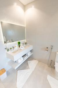 杜拉特阿拉尔Tiffany Beach的白色的浴室设有水槽和镜子