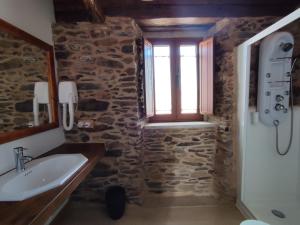 阿尔苏阿VILA PEREGRINA-taxi gratis的一间带水槽和窗户的浴室