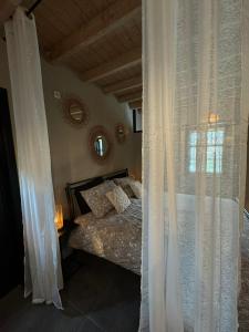 奥斯楚特Casa Fuori的一间卧室配有床和带窗帘的窗户