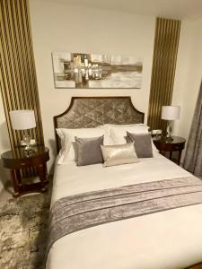 斯普利特Guesthouse Villa Vice的卧室配有一张带两张桌子的大型白色床