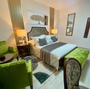 斯普利特Guesthouse Villa Vice的一间卧室配有一张床、一张沙发和一把椅子