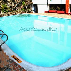 内瓦HOTEL DINASTIA REAL NEIVA的蓝色海水大型游泳池