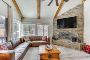 大熊湖Big Bear Lake Condo with Deck, Steps to Ski Lift的带沙发和壁炉的客厅