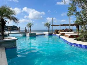 普拉纳维瑙Blue Venao Beach Bliss Retreat / Condo E21的一座背景海洋的游泳池