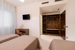 威尼斯丽都索瑞索酒店的酒店客房设有两张床和一个衣柜。
