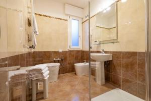威尼斯丽都索瑞索酒店的浴室配有卫生间、盥洗盆和淋浴。