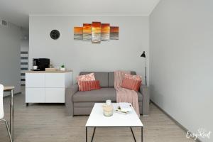 波别罗沃Grunwaldzka 12 B22 - Easy-Rent Apartments - 50m od plaży的带沙发和咖啡桌的客厅