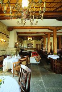 阿尔奈阿Aristotelous Alexandrou Historic Inn的餐厅内带桌椅的用餐室