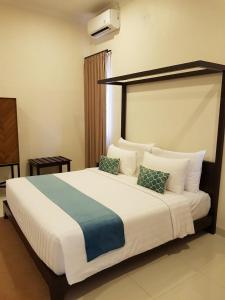 PasarbaruNew Belitung Holiday Resort的一间卧室,卧室内配有一张大床